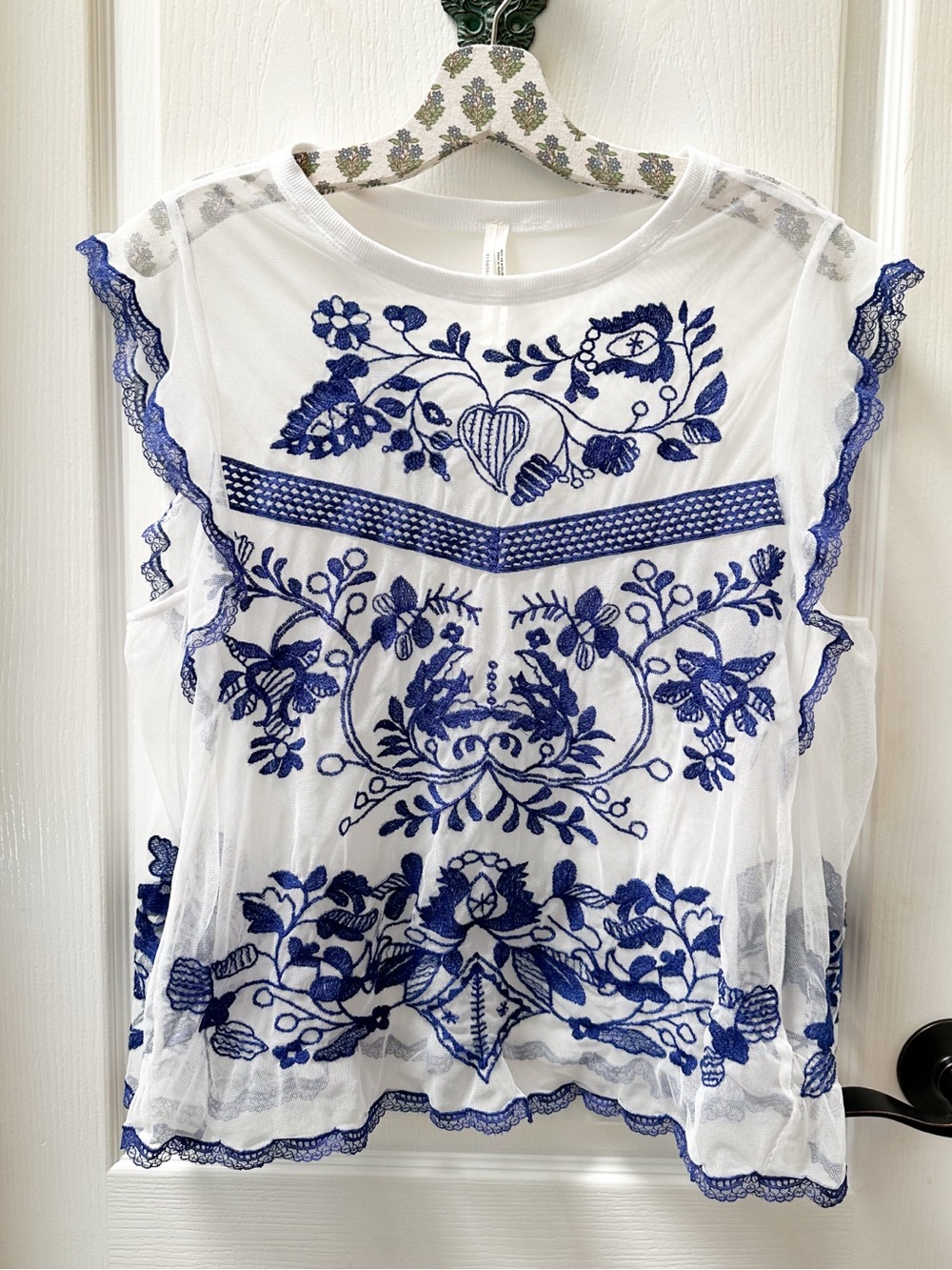 Anthropologie Sheer Embroidered Floral Sleeveless Top Navy and White Size Large - Picture 2 of 3